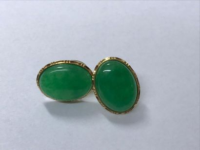 null CHINE - XXe siècle.
Paire de clips d'oreille en or jaune (18k), ornés d'un cabochon...