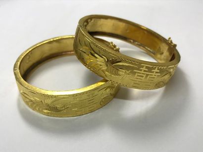 null CHINE - XXe siècle.
Paire de bracelets rigides en or jaune (18k), gravés de...