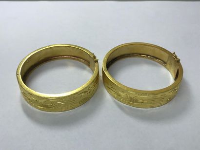 null CHINE - XXe siècle.
Paire de bracelets rigides en or jaune (18k), gravés de...