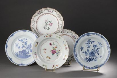 null CHINE COMPAGNIE DES INDES - XVIIIe siècle.
Cinq assiettes en porcelaine (éclats...