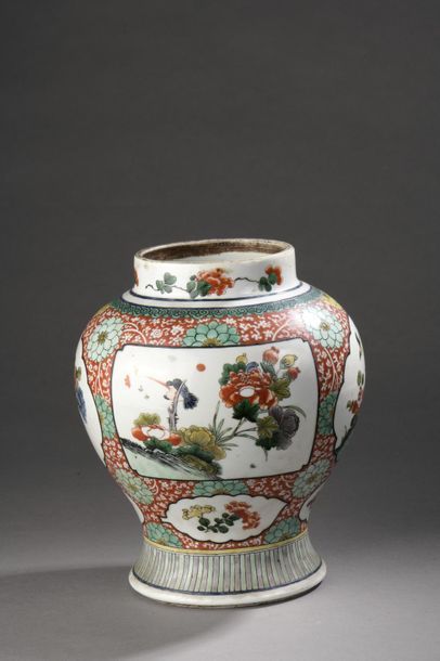 null CHINE - Début du XXe siècle.
Vase en porcelaine et émaux à décor de fleurs,...
