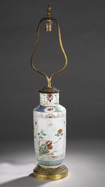 null CHINE - XIXe siècle.
Pied de lampe en porcelaine à décor polychrome de branches...
