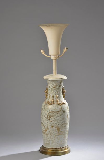 null CHINE - XXe siècle.

Vase en porcelaine à décor doré et relief à motifs de chimères...