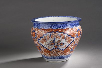 null CHINE - XXe siècle.
Cache-pot en porcelaine à décor bleu et rouge de fleurs...