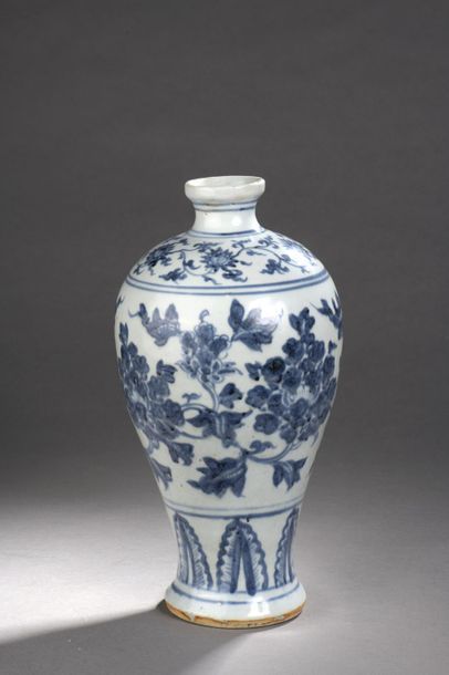 null CHINE - Dynastie MING (1368-1644).
Vase Meiping en grès à décor en camaïeu bleu...