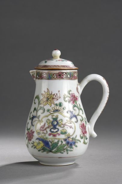 null CHINE COMPAGNIE DES INDES - XVIIIe siècle.
Verseuse piriforme en porcelaine...