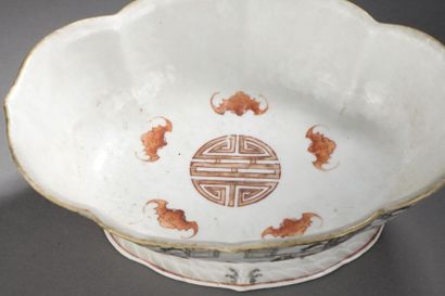 null CHINE COMPAGNIE DES INDES - XIXe siècle.
Ravier quadrilobé sur talon en porcelaine...