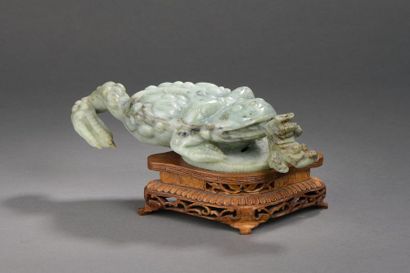 null CHINE - XXe siècle.
Sujet en jadéite sculptée représentant une grenouille-dragon...