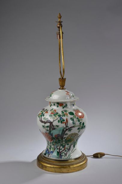 null CHINE - Début du XXe siècle.

Potiche couverte en porcelaine dans le style de...