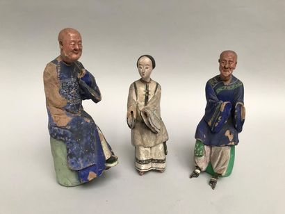 null CHINE, Canton - XIXe siècle.
Suite de trois statuettes polychromes figurant...
