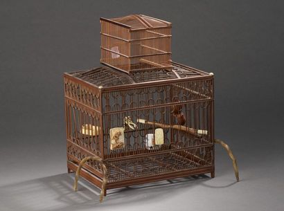 null CHINE - XXe siècle.
Cage à oiseaux en bambou ajouré, la partie supérieure rapportée...