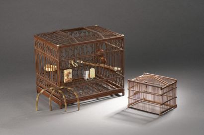 null CHINE - XXe siècle.
Cage à oiseaux en bambou ajouré, la partie supérieure rapportée...
