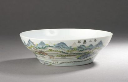 null CHINE - Époque JIAQING (1796 - 1820).
Bol évasé en porcelaine polychrome à décor...