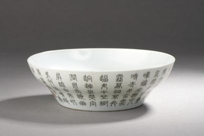 null CHINE - Époque JIAQING (1796 - 1820).
Bol évasé en porcelaine polychrome à décor...