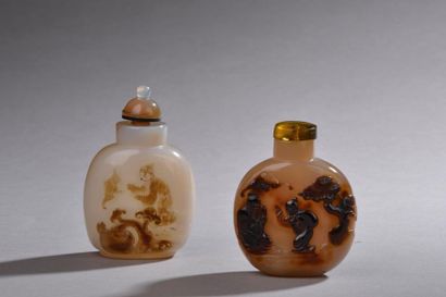 null CHINE - XXe siècle.
Deux flacons-tabatières en agate grise, à décor dans des...