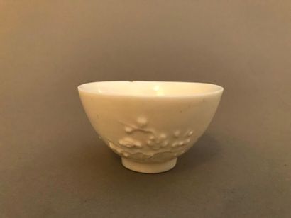 null CHINE - XVIIIe siècle.
Petit bol en porcelaine émaillée blanc de Chine à décor...