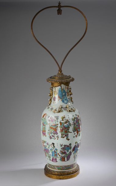 null CHINE, Canton - XIXe siècle.
Vase de forme balustre en porcelaine émaillée polychrome...
