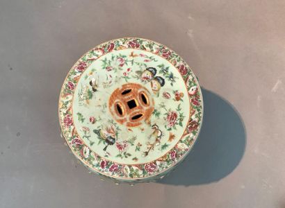 null CHINE, Canton - Vers 1900.
Tabouret de jardin de forme tonnelet en porcelaine...