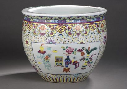 null CHINE - Début XXe siècle.
Cache-pot en porcelaine à décor dans le style de la...