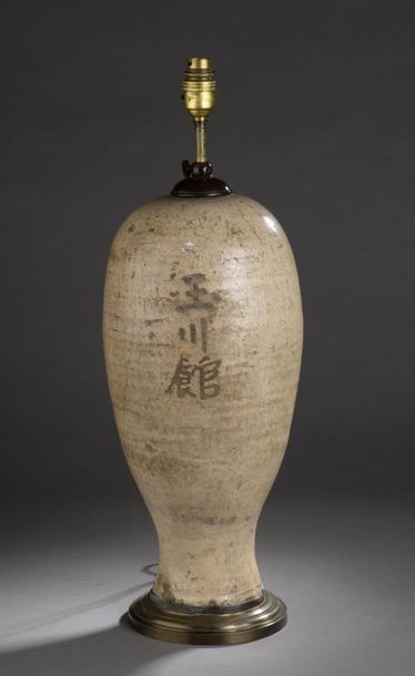 null CHINE, Fours de Cizhou - Époque YUAN (1279 - 1368).
Vase de forme meiping en...