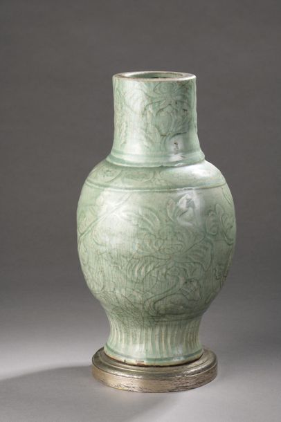 null CHINE, Fours de Longquan - XVe siècle.
Vase à panse enflée et col étroit en...