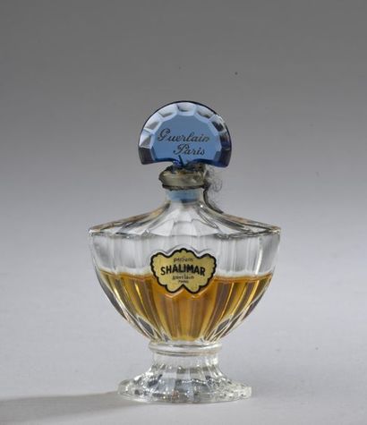 null GUERLAIN - "Shalimar" - (1925).
Flacon chauve-souris en verre incolore en forme...