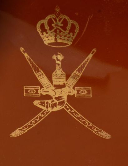 null Ensemble de sept flacons aux armes du sultanat d'Oman, en verre de tailles et...
