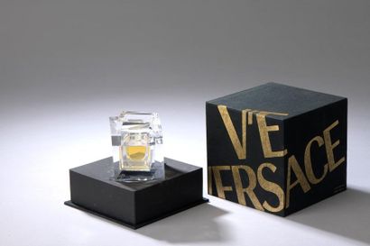 null Gianni VERSACE - "V'E" - (2000).
Coffret cubique en carton gainé de toile imprimée...