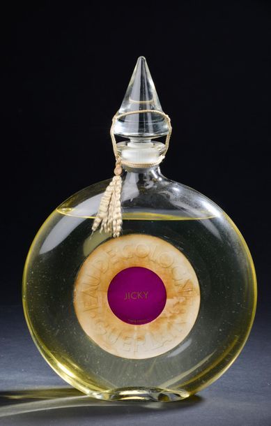 null Guerlain - "Jicky" - (1889)<
Important flacon en verre incolore modèle "disque",
bouchon...