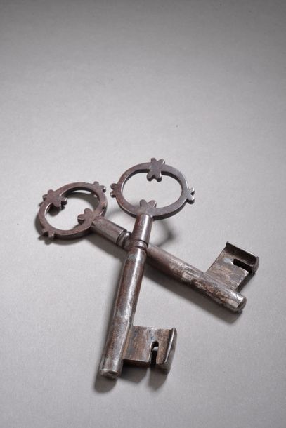 null Paire de clé en fer forgé, l'anneau à quatre motifs chevronnés.
XVIIIe siècle.
Long....