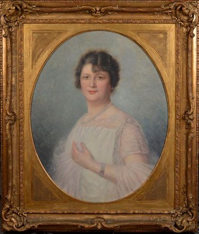 null École française des années 1920.
Portrait de femme à la robe blanche et au collier...