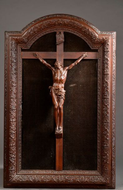Crucifix du Christ vivant en bois sculpté...