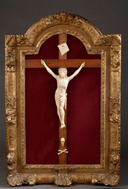  Crucifix du Christ vivant en ivoire sculpté (elephantidae spp), il est vêtu d'un...