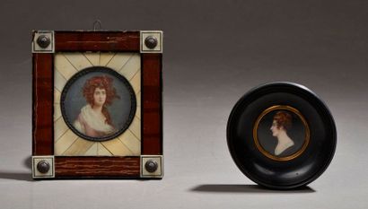 null Ensemble de deux miniatures circulaires du XIXe siècle : 

- Femme rousse au...
