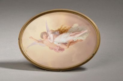  Plaque de porcelaine ovale polychrome figurant l'enlèvement de Psyché. XIXe siècle....