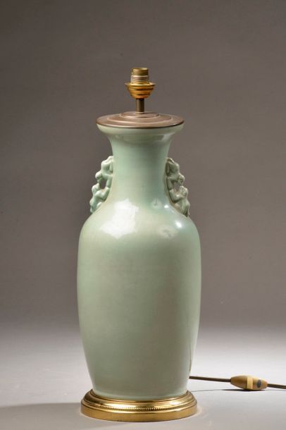 CHINE.
Vase balustre en porcelaine céladon...