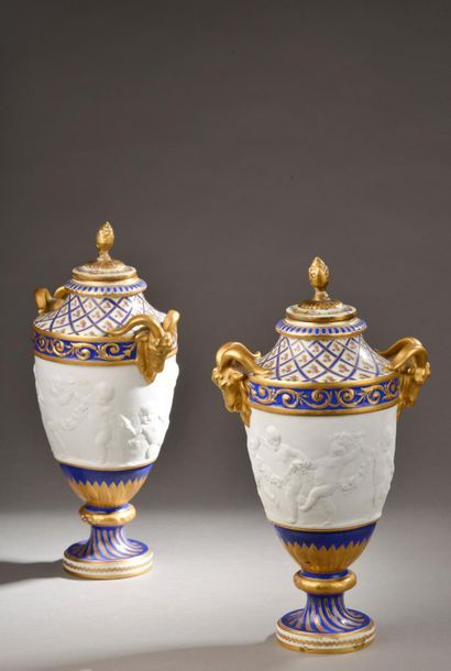  Paire de vases couverts de forme balustre en porcelaine à fond bleu, l'épaulement...