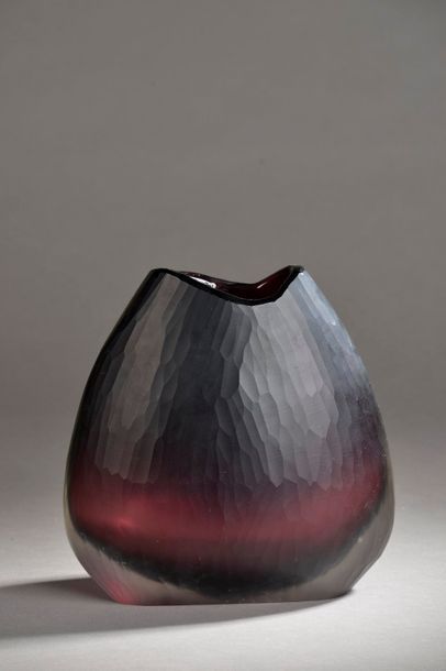 null Vase de Murano de forme libre en verre doublé pourpre et transparent facetté.
Travail...