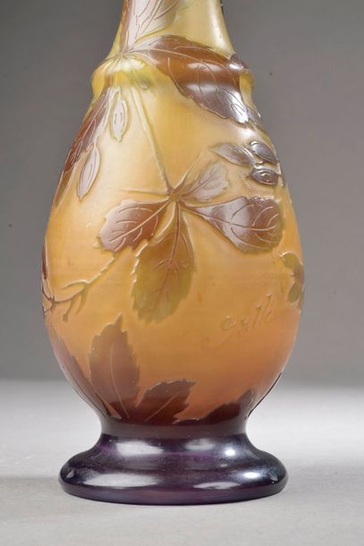 null Établissements GALLÉ (1904-1936).
Vase soliflore à long col et épaulement renflé,...