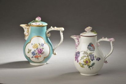 null MEISSEN.
Petite verseuse en porcelaine à décor de fleurs polychromes dans des...