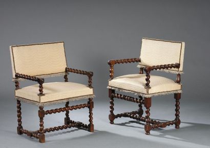 null Deux chaises à bras en noyer au piètement torsadé.

XVIIe siècle.

Haut. : 85...