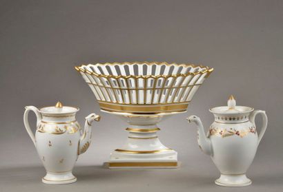 null PARIS.
Partie de service à thé et à café en porcelaine blanche à décor doré...