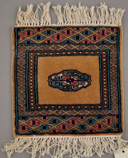 null ORIENT.
Tapis en laine à décor de motifs floraux dans des écoinçons sur fond...