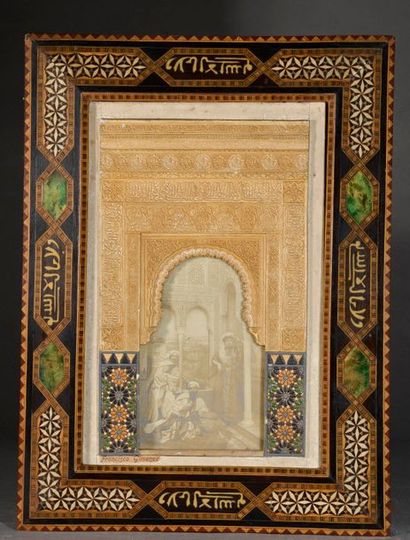 null Maquette de façade de l'Alhambra en stuc sculpté et peint en polychromie, présentant...