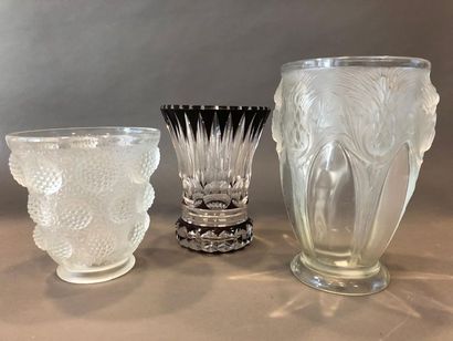 Ensemble de trois vases en cristal :
- VERLYS,...