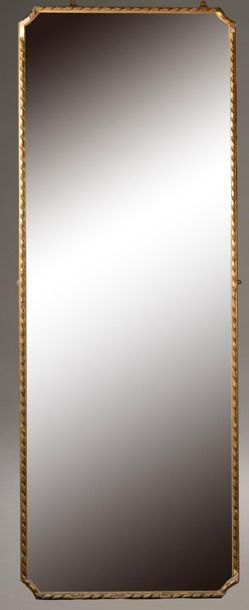 null Grand miroir en bois et composition dorée, l'encadrement à filet enrubanné (manques).

Style...