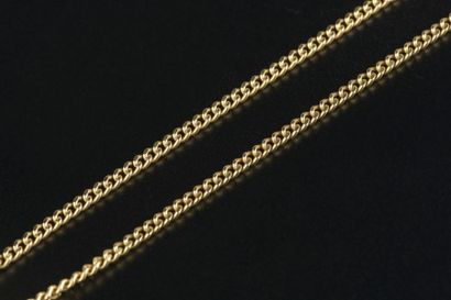 null * Chaîne de cou en or jaune 18k à maille gourmette.
Long. : 46 cm - Poids :...