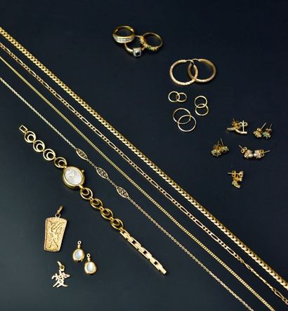 null Fort lot de bijoux en métal doré comprenant : 4 chaînes, 3 bagues, 4 paires...