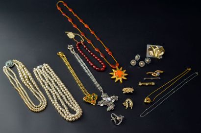 null Fort lot de bijoux fantaisies dont huit broches, deux colliers de perles d'imitation...