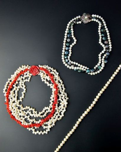 null Trois colliers des perles de cultures à un rangs ou à plusieurs rangs, fermoir...